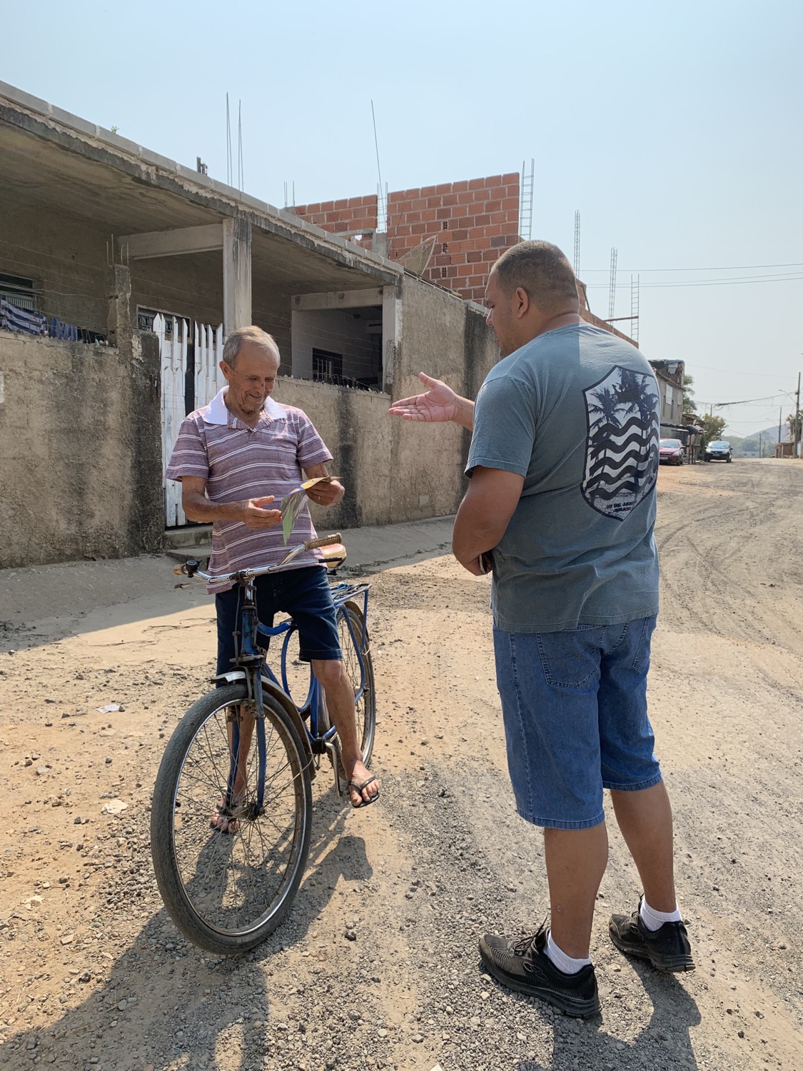 Tiago Bonecão conversando com moradora no Distrito de Valadares