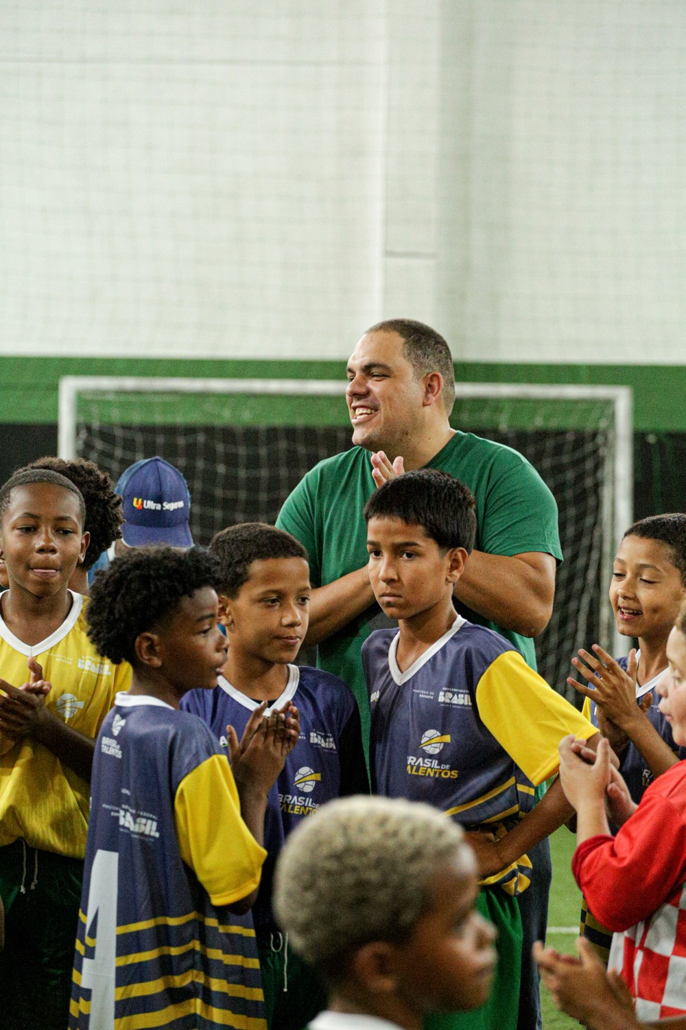 Tiago Bonecão com crianças de um projeto social de esporte