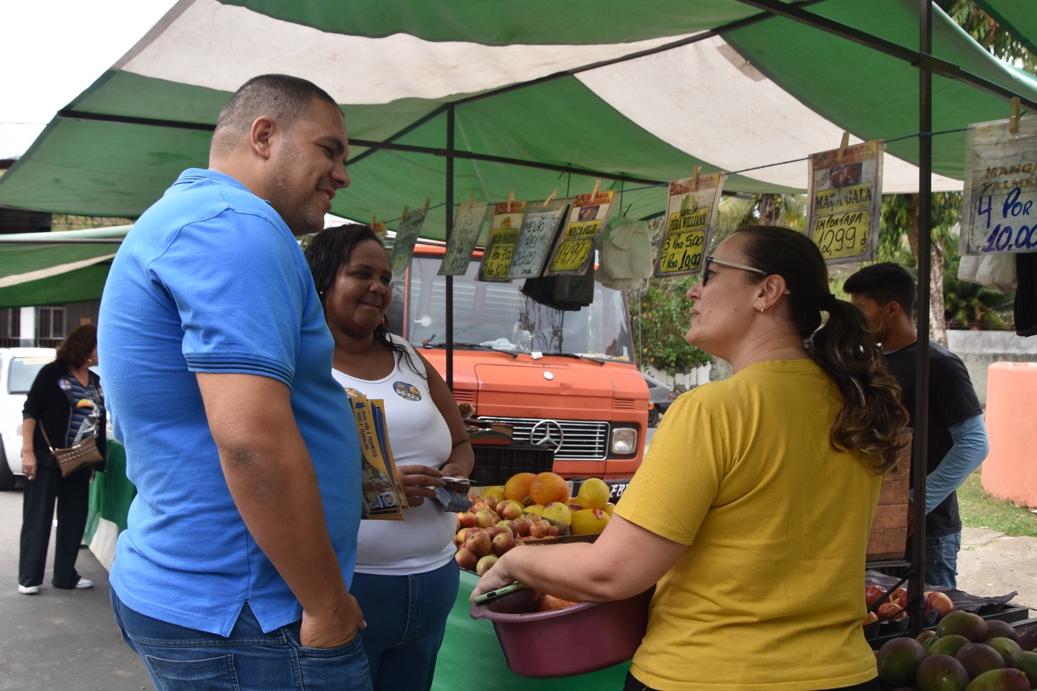 Tiago Bonecão conversando com feirantes em Juiz de Fora
